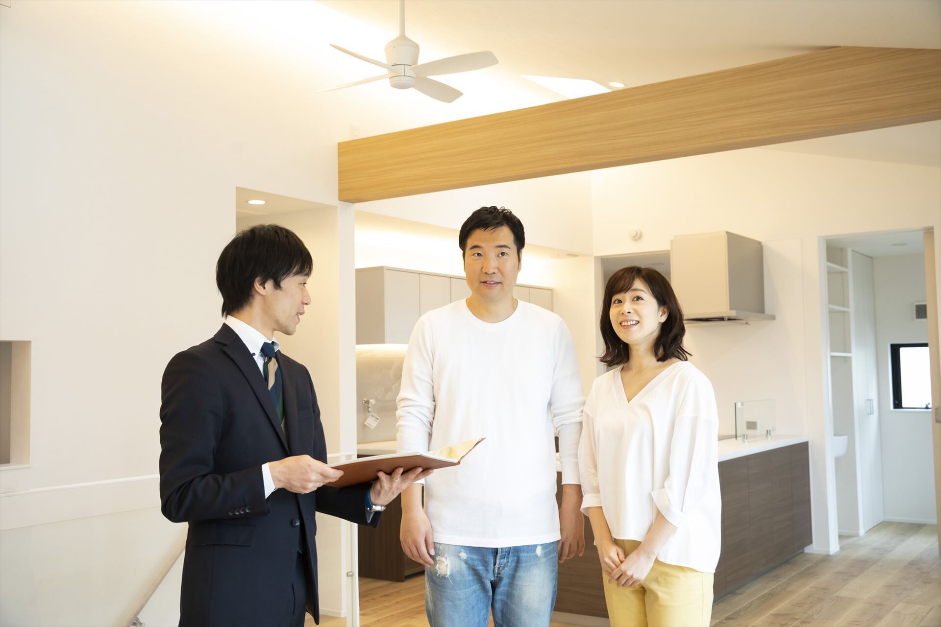 物件を案内する男性スタッフ